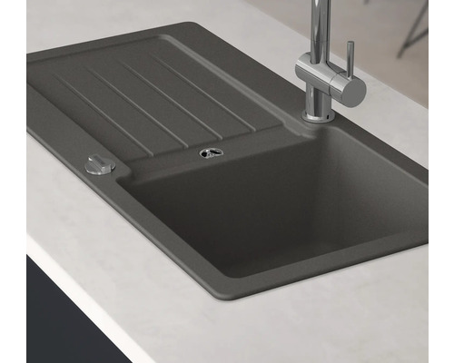 Chiuvetă de bucătărie din granit cu zonă de scurgere și robinet