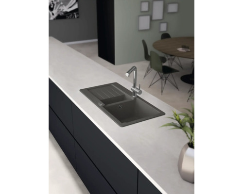 Scenă de bucătărie cu chiuvetă, baterie și blat de lucru