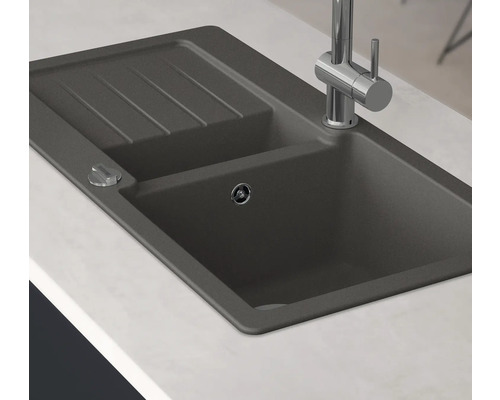 Chiuvetă de bucătărie din granit cu zonă de scurgere și robinet