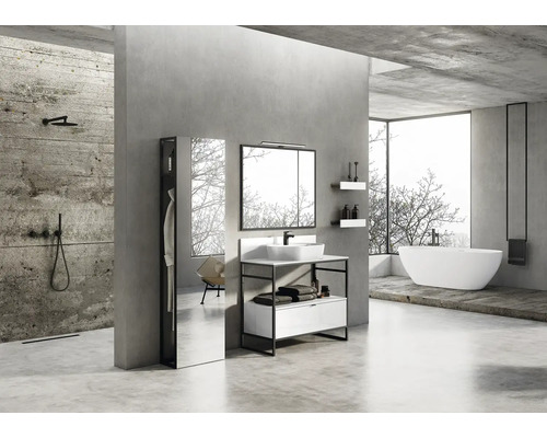 Baie luminoasă cu duș, lavoar, oglindă și cadă într-un design modern