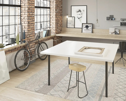 Spațiu de lucru cu masă albă, scaun și bicicletă în fața unei ferestre