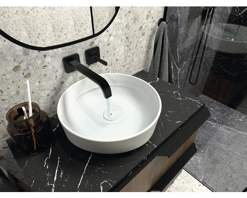 Baie modernă cu lavoar pe blat, robinet și blat de marmură