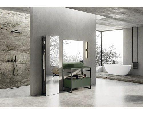 Baie luminoasă cu duș, chiuvetă cu oglindă și cadă independentă.