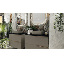 Baie modernă cu două chiuvete, oglinzi și plante pentru o atmosferă luminoasă și organizată