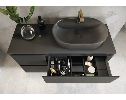 Dulap de lavoar cu lavoar, baterie și sertar deschis în baie