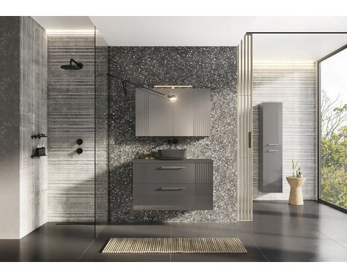 Baie modernă cu duș, dulap de bază pentru lavoar, dulap cu oglindă și dulap înalt