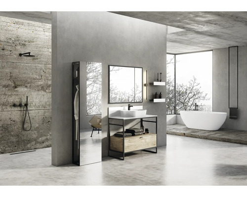 Baie cu chiuvetă, oglindă, cadă și duș în design modern