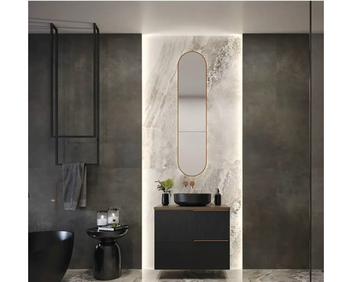 Baie modernă cu dulap sub chiuvetă, oglindă, suport pentru prosop și cadă.