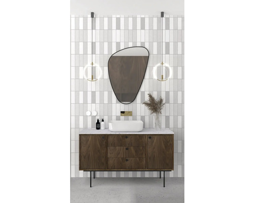 Baie cu dulap de lavoar, lavoar așezat, oglindă și iluminat