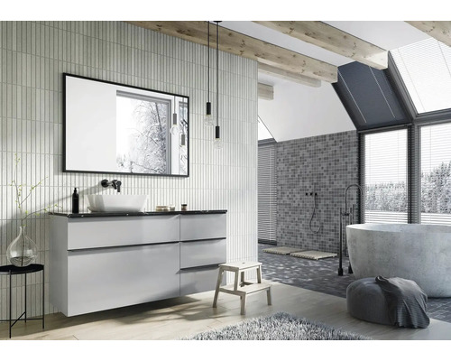 Baie luminoasă cu lavoar, oglindă, cadă și tavan din lemn