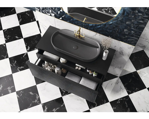 Baie modernă cu lavoar pe dulap inferior, robinet și sertar deschis