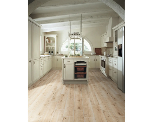 Bucătărie luminoasă în stil rustic cu insulă de bucătărie, dulapuri încorporate și podea din lemn.