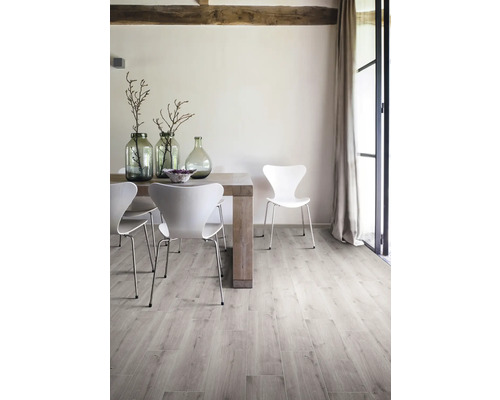 Cameră luminoasă cu masă de sufragerie, scaune și podea de lemn.