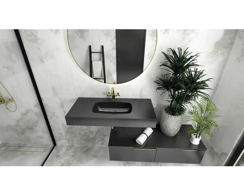 Baie cu lavoar, oglindă, robinet și plante