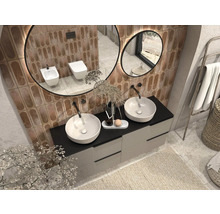 Baie modernă cu chiuvetă dublă, oglinzi și plăci ceramice