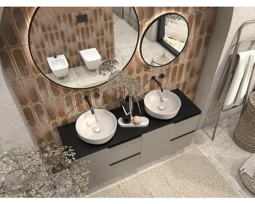 Baie modernă cu chiuvetă dublă, oglinzi și plăci ceramice