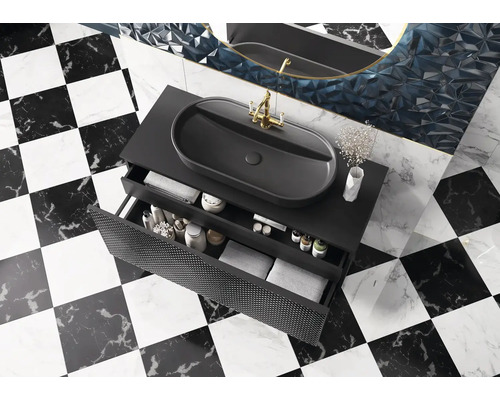 Baie cu chiuvetă, dulap sub chiuvetă și gresie tip tablă de șah