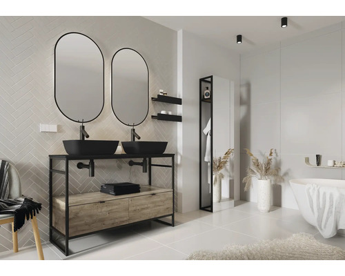 Baie luminoasă cu chiuvetă dublă, oglinzi ovale și cadă.