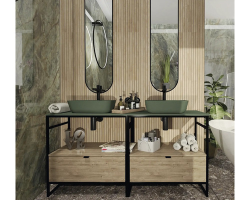 Baie cu lavoar dublu, oglinzi și lambriuri din lemn