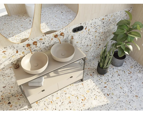 Baie cu chiuvetă dublă, oglinzi și plante