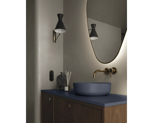 Mobilier de baie cu lavoar așezat pe blat, robinet de perete, oglindă și aplică de perete