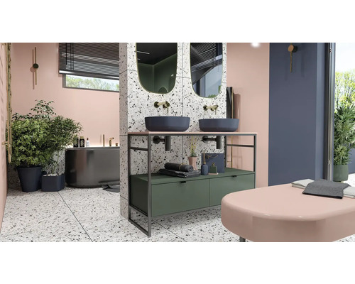 Baie luminoasă cu lavoar dublu, oglinzi, cadă și plante