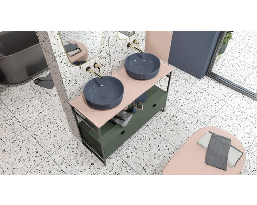 Imagine cu o baie cu lavoar dublu, două chiuvete rotunde montate pe blat, oglindă și taburet pentru baie.