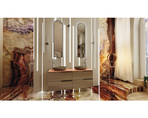 Baie luminoasă cu lavoar, două oglinzi, iluminat și podea cu aspect de marmură