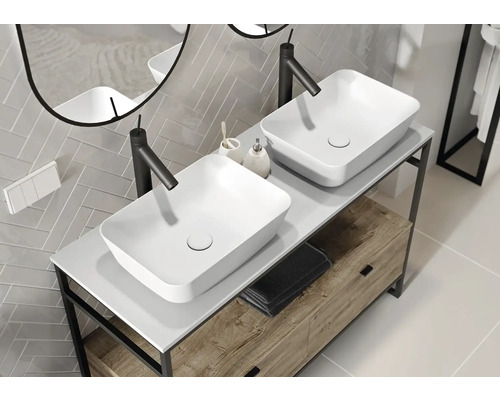 Baie cu dulap de lavoar, două chiuvete și robinete