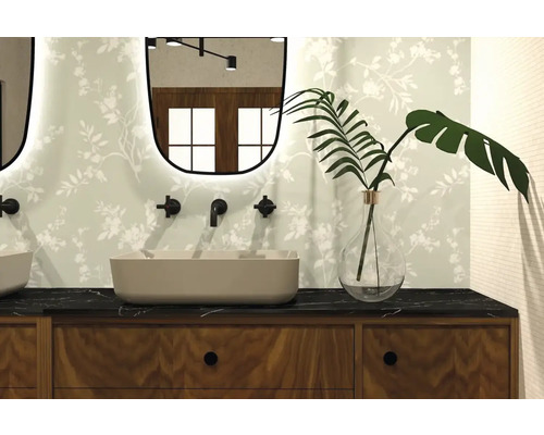 Baie cu lavoar, oglindă și decor