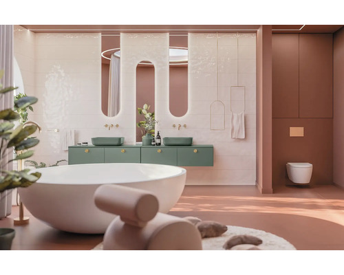 Baie luminoasă cu cadă, chiuvetă și toaletă