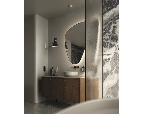 Baie luminoasă cu dulap de lavoar, oglindă cu iluminare, lampă de perete și duș