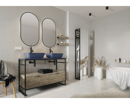 Baie modernă cu lavoar dublu, oglinzi, cadă și rafturi.