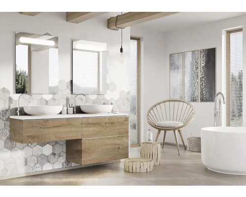 Baie luminoasă cu chiuvetă dublă, oglinzi, cadă și scaun