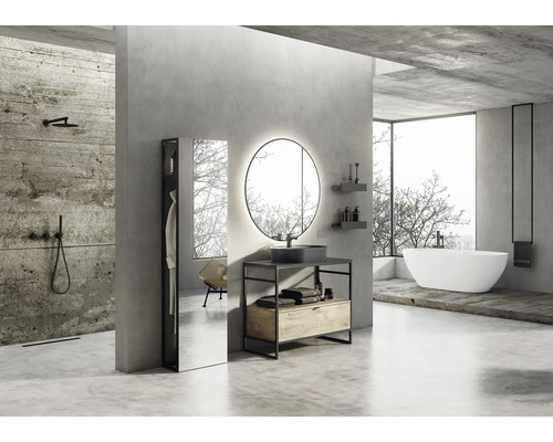 Baie cu duș, lavoar cu oglindă și cadă într-un design modern și luminos