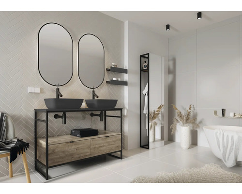 Baie cu lavoar, două oglinzi, cadă și raft