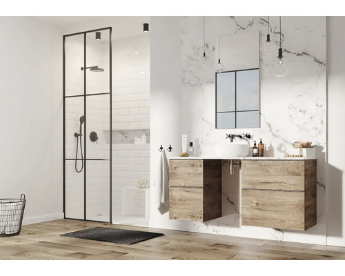 Baie modernă cu duș, lavoar și oglindă pe un perete de marmură