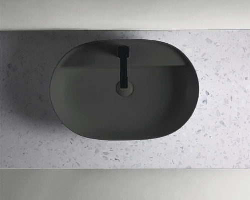 Vedere de sus a lavoarului cu robinet pe blat