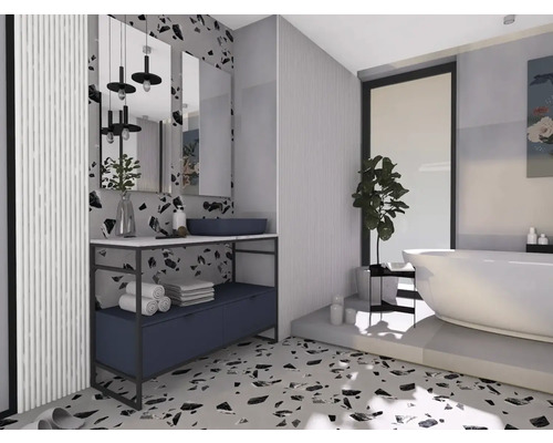 Baie luminoasă cu lavoar, oglinzi și cadă freestanding