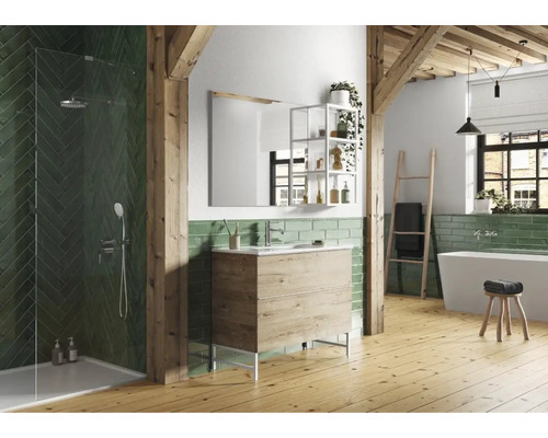 Baie cu duș, lavoar, oglindă și elemente din lemn