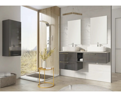 Baie cu chiuvetă, oglinzi, duș și spații de depozitare pentru un ambient modern.