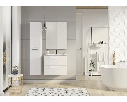 Baie cu dulap sub lavoar, dulap cu oglindă și dulap înalt, într-un design luminos