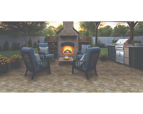 Scenă de grădină cu șemineu, grătar și zonă de relaxare pe o terasă