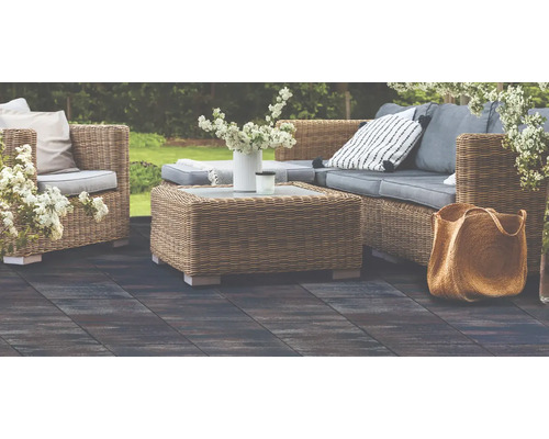 Terasa cu zonă de relaxare din ratan, măsuță de cafea și pavaj