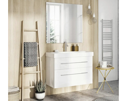 Baie cu dulap sub lavoar, oglindă, suport pentru prosoape și decorațiuni