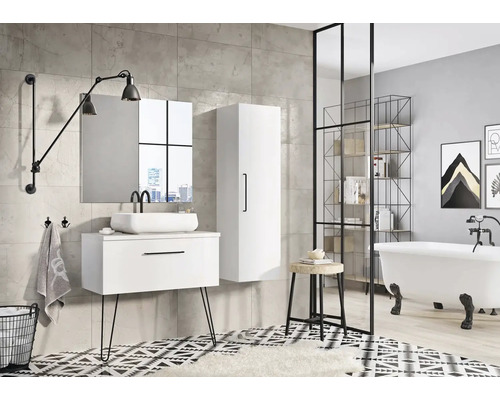 Baie modernă cu lavoar, dulap cu oglindă, dulap înalt și cadă de baie independentă