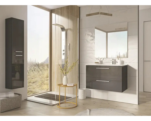 Baie luminoasă cu dulap de bază pentru lavoar, dulap cu oglindă, dulap înalt și cabină de duș walk-in