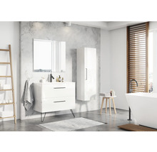 Baie cu lavoar, oglindă, dulap înalt și cadă într-un design luminos