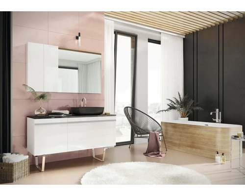 Baie luminoasă cu chiuvetă, oglindă, cadă și scaun