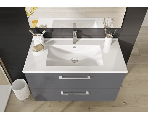 Baie modernă cu dulap de lavoar și oglindă